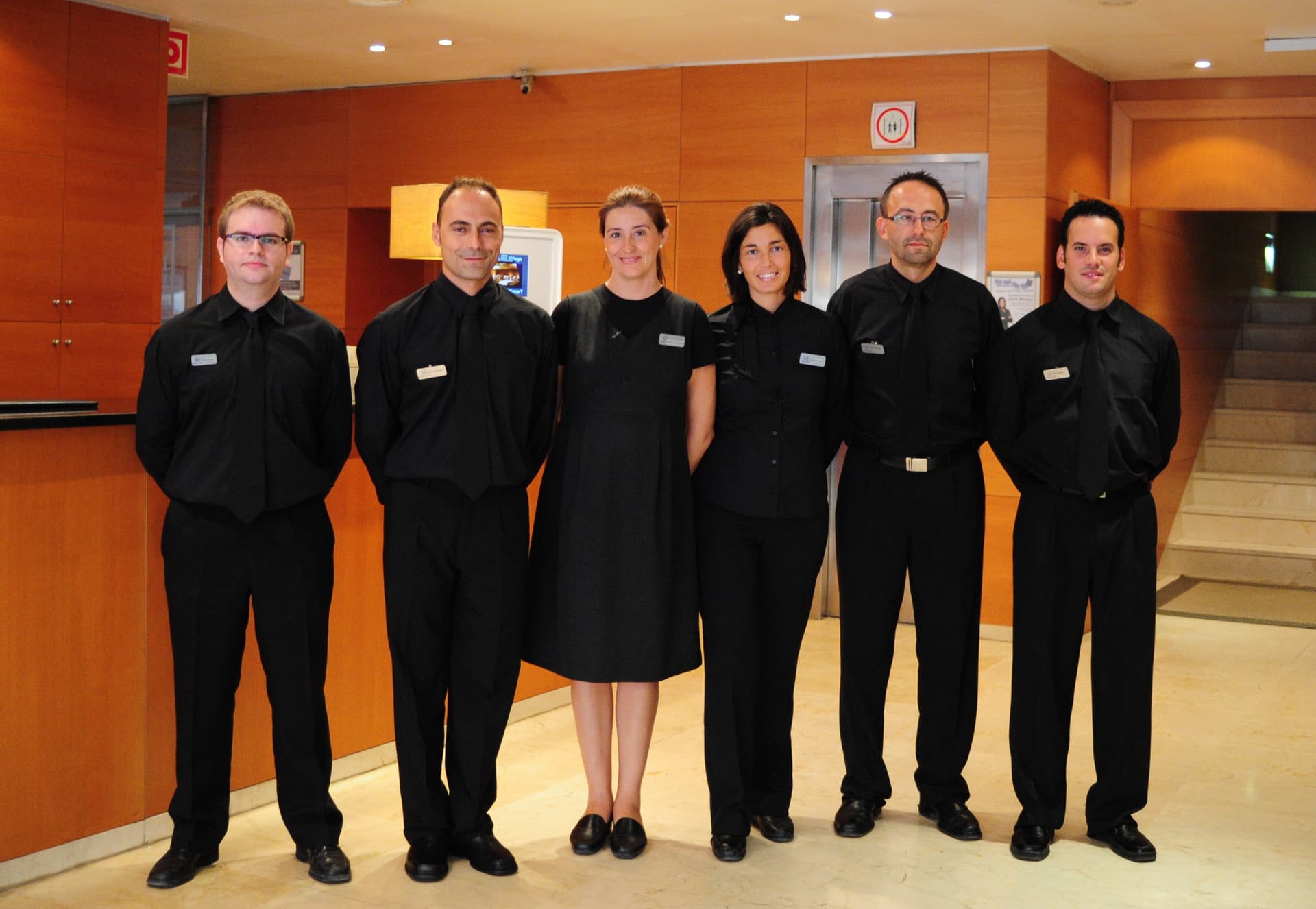 Personal de Hotel Meridian con tenis personalizados